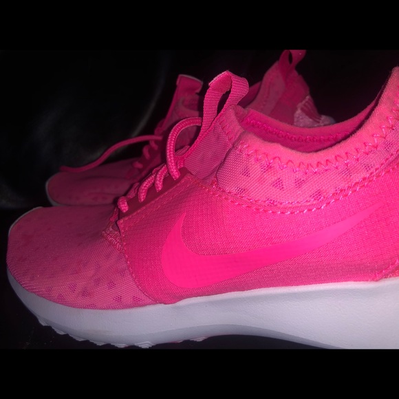 neon pink shoes nike